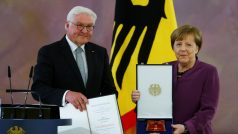 Merkelová obdržela Záslužný řád Spolkové republiky Německo, který před ní získali jen dva lidé