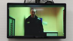 Alexej Navalnyj, který byl ke slyšení u soudu v Moskvě připojen přes video