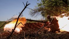 Ukrajinský voják střílí nedaleko města Bachmut
