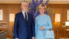 Prezident Petr Pavel a jeho žena Eva přiletěli do Londýna sladění v modré