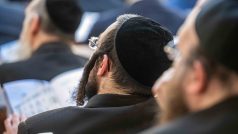 Ortodoxní židé v synagoze, ilustrační foto