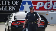 Americká policie vyšetřuje motivaci střelce z Dallasu