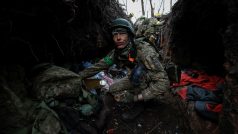 Ukrajinský voják odpočívá po boji poblíž Bachmutu