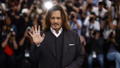 Johnny Depp si zahrál francouzského krále Ludvíka XV. v zahajovacím snímku festivalu