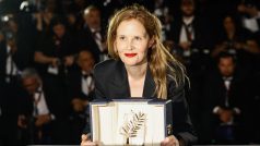 Režisérka Justine Trietová, držitelka Zlaté palmy za film Anatomie pádu, pózuje během fotografování po slavnostním zakončení 76. ročníku filmového festivalu v Cannes.