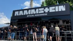 Lidé čekají frontu na produkty kapely Rammstein na prvním koncertu jejich turné v Mnichově