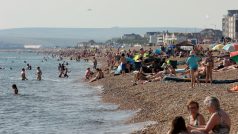 Lidé si užívají počasí na pláži v Seafordu, teplota o druhém červnovém víkendu v některých částech Spojeného království dosáhla na 30 °C