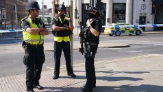 Britská policie v Nottinghamu zadržela muže poté, co byla v ulicích města nalezena těla tří zabitých lidí