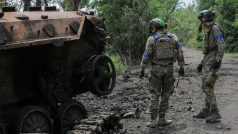 Příslušníci ukrajinské armády kontrolují zničené ruské bojové vozidlo pěchoty BMP-2 poblíž frontové linie v Doněcké oblasti na Ukrajině