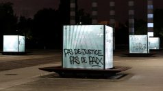Nápis „bez spravedlnosti nebude mír“ ve francouzském Nanterre, kde byl zastřelen 17letý mladík