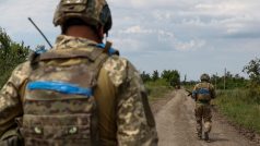 Ukrajinští vojáci jdou po silnici u vesnice Novodarivka