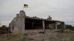 Ukrajinská vlajka na zničené budově po bojích na Ukrajině