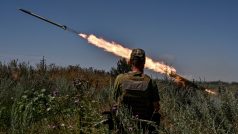 Ukrajinští vojáci pálí na ruské vojáky v Záporožské oblasti