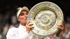 Markéta Vondroušová s trofejí pro vítěze Wimbledonu
