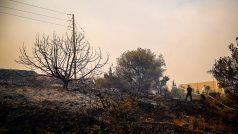 Kvůli rozsáhlému požáru na řeckém ostrově Rhodos probíhá evakuace tisíců lidí