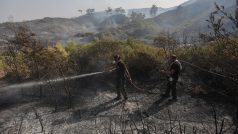 Hasiči zasahují u požáru na ostrově Rhodos