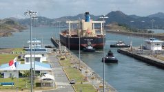 Loď plující Panamským průplavem
