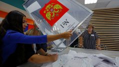 Komise vysypává volební urnu po hlasování v Ruskem okupovaném Doněcku
