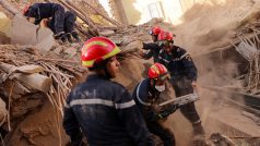 Práce záchranářů po zemětřesení v Maroku, na fotografii malé město Amizmiz