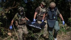 Ukrajinští vojáci nesou pytel s tělem mrtvého ruského vojáka uprostřed ruského útoku na Ukrajinu v obci Blahodatne v Doněcku