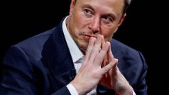 Elon Musk gestikuluje při návštěvě konference Viva Technology věnované inovacím a startupům na výstavišti Porte de Versailles v Paříži