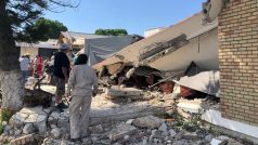 Záchranáři a dobrovolníci pracují na místě, kde se během nedělní mše v Ciudad Madero ve státě Tamaulipas v Mexiku zřítila střecha kostela. Na místě bylo devět obětí