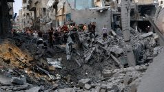 Palestinci si v Gaze prohlížejí škody po izraelských úderech, které následovaly po překvapivém útoku Hamásu