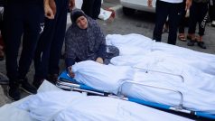 Příbuzná u těl obětí izraelského bombardování Gazy