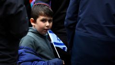 Chlapec na demonstraci na podporu Izraele v britském Manchesteru