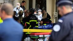 Francouzská policie a záchranáři pracují na místě, kde byl při útoku nožem na střední škole Lycee Gambetta-Carnot v Arrasu zabit učitel a několik lidí zraněno