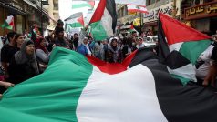 Lidé nesou vlajky během pochodu na vyjádření solidarity s Palestinci v Gaze