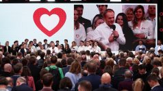 Štáb Občanské koalice, u mikrofonu Donald Tusk