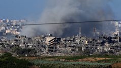 Stoupající kouř nad Gazou