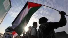 Lidé demonstrují na podporu Palestinců v den návštěvy egyptského premiéra na hraničním přechodu Rafáh mezi Egyptem a Pásmem Gazy