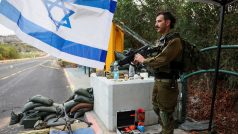 Izraelský voják hlídá kontrolní stanoviště u hranic s Libanonem na severu Izraele