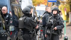 Policie zasahovala v Hamburské škole proti ozbrojeným žákům