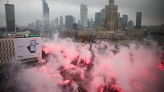Lidé zapalují světlice při pochodu u příležitosti 105. výročí polské nezávislosti ve Varšavě