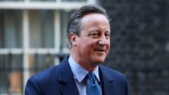 Bývalý britský premiér a nově jmenovaný ministr zahraničí David Cameron se prochází před Downing Street 10 v Londýně