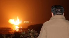 Vůdce KLDR Kim Čong-un přihlíží startu rakety se špionážní družicí