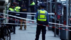Útočník pobodal v Dublinu tři děti a učitelku