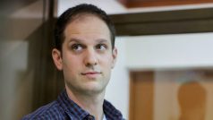 Reportér deníku Wall Street Journal Evan Gershkovich stojí v ohradě pro obžalované před soudním jednáním