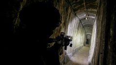 Izraelský voják v tunelu ve městě Gaza