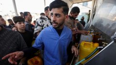 Zdravotník v palestinském uprchlickém táboře Al-Shati