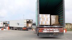 Kamiony s humanitární pomocí čekají na kontrolu na hraničních přechodu Kerem Šalom