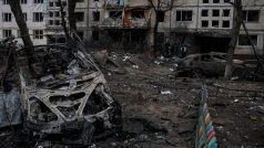 Poškozený bytový dům po ruském raketovém útoku v Kyjevě 13. 12. 2023