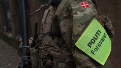 Dánský voják mimořádně přidělený k policejní jednotce na hlídce po útoku na synagogu v Kodani