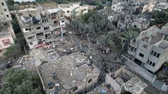 Následky izraelského útoku na tábor Maghází v Pásmu Gazy
