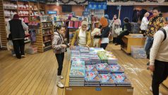 V knihkupectví se nachází spousta literatury pro děti i dospělé