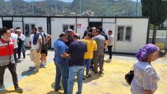 Turci v Antakyi hlasují v provizorních volebních místnostech z kontejnerů na dvoře místní školy. Oblast v únoru zničilo silné zemětřesení