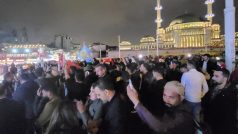 Noční oslavy vítezství Tayyipa Erdogana v tureckých volbách v Istanbulu
